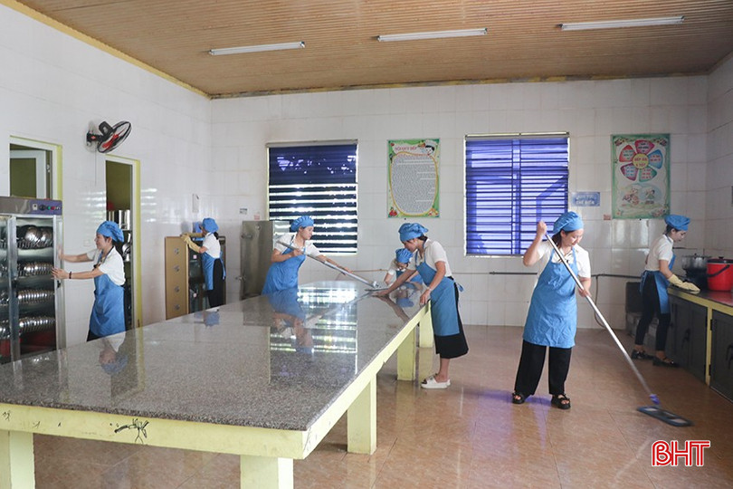 Giáo viên Trường Mầm non Đỉnh Bàn (Thạch Hà) vệ sinh bếp ăn, chuẩn bị cho công tác bán trú. 1.4.jpg