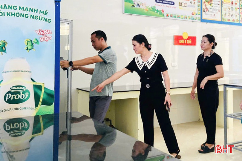 Trường Mầm non Hoa Hồng (Can Lộc) kiểm tra lại hệ thống tủ lạnh, tủ hấp cơm để chuẩn bị triển khai bán trú. 1.5.jpg