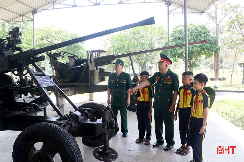 Bên khẩu pháo của đơn vị được trưng bày tại Ngã ba Đồng Lộc, cựu chiến binh Lê Văn Kiệm cùng đồng đội đã kể lại cho thế hệ hôm nay câu chuyện chiến đấu của những người đi trước. bqbht_br_20.jpg