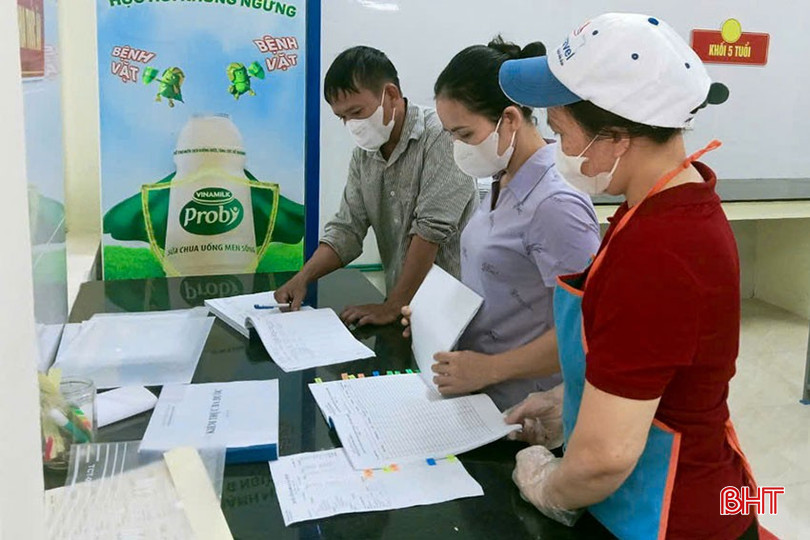 Sau thông tin về sữa giả, thực phẩm bẩn được phản ánh, Trường Mầm non Hoa Hồng tăng cường công tác rà soát, kiểm tra thủ tục về đảm bảo VSATTP của các nhà cung cấp. bqbht_br_16.jpg