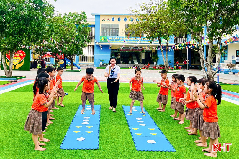 Giờ học ngoài trời của cô Kiều Anh và các em học sinh. bqbht_br_2.jpg