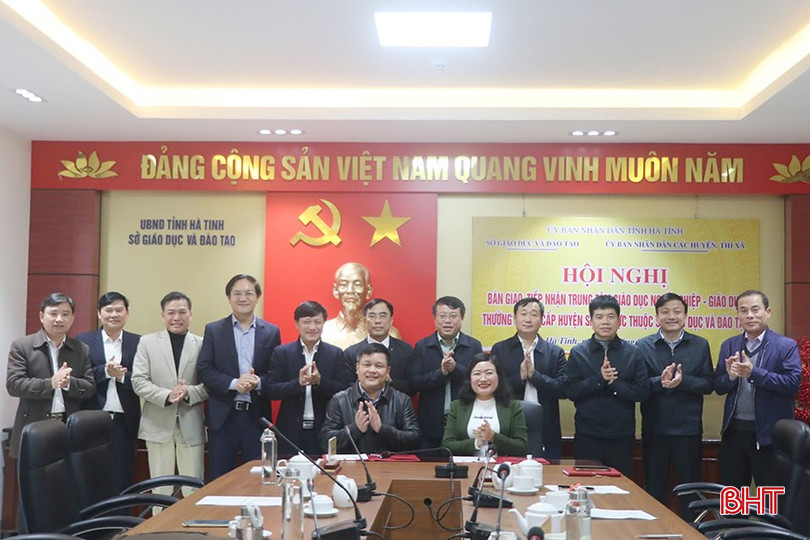 Các đại biểu thực hiện ký kết bàn giao tiếp nhận trung tâm GDNN - GDTX các huyện về trực thuộc Sở GD&ĐT. bqbht_br_15.jpg