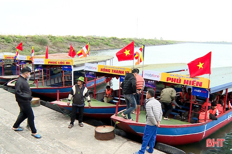 De activiteiten van reisbureaus, elektrische auto's, motorboten, kabelbanen en andere ondersteunende diensten hebben banen gecreëerd voor veel lokale werknemers. Từ hoạt động của các doanh nghiệp lữ hành, vận hành xe điện, thuyền máy, cáp treo và các dịch vụ hỗ trợ khác đã giải quyết việc làm cho nhiều lao động địa phương.