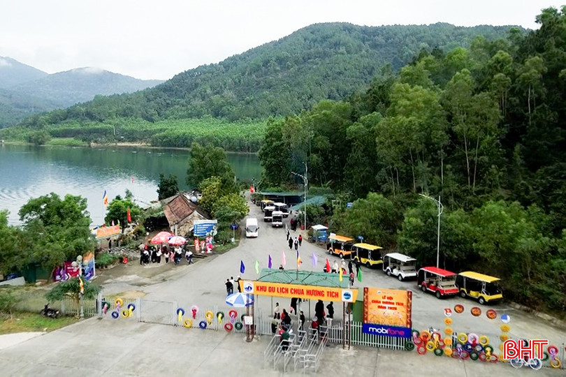 Jaarlijks verwelkomt de Huong Pagode 130.000-150.000 bezoekers. Mỗi năm chùa Hương đón từ 13-15 vạn lượt khách tham quan.
