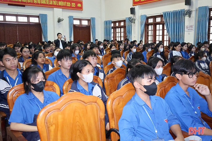 Phiên tòa thu hút hơn 300 học sinh Trường THPT Nghèn tham dự. bqbht_br_12-3284.jpg