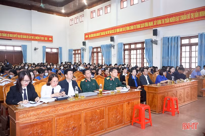 Đại biểu tham dự phiên tòa giả định tại Trường THPT Nghèn (Can Lộc).