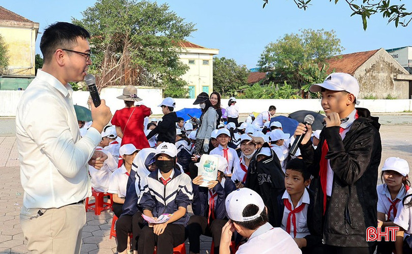 Học sinh Trường THCS Nguyễn Tất Thành tham gia hoạt động ngoại khóa giao lưu đối thoại về sức khỏe sinh sản vị thành niên. bqbht_br_13.jpg