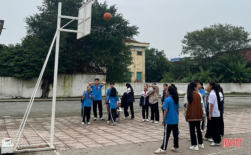 Hoạt động thể dục thể thao giúp học sinh rèn luyện thể lực, tạo sự giao lưu, gắn kết tình bạn trong nhà trường. bqbht_br_12.jpg