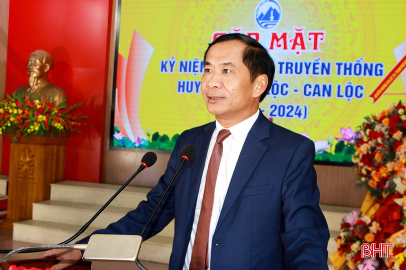 Chủ tịch UBND huyện Can Lộc Võ Xuân Linh phát biểu tại buổi gặp mặt. bqbht_br_15.jpg