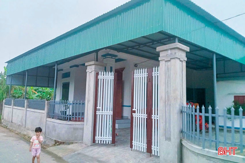 Căn nhà khang trang của bà Trịnh Thị Thỏa (thôn Trường An xã Hồng Lộc) được xây dựng từ sự góp sức của Hội LHPN huyện Thạch Hà, chính quyền địa phương và nỗ lực của gia đình. bqbht_br_1.jpg