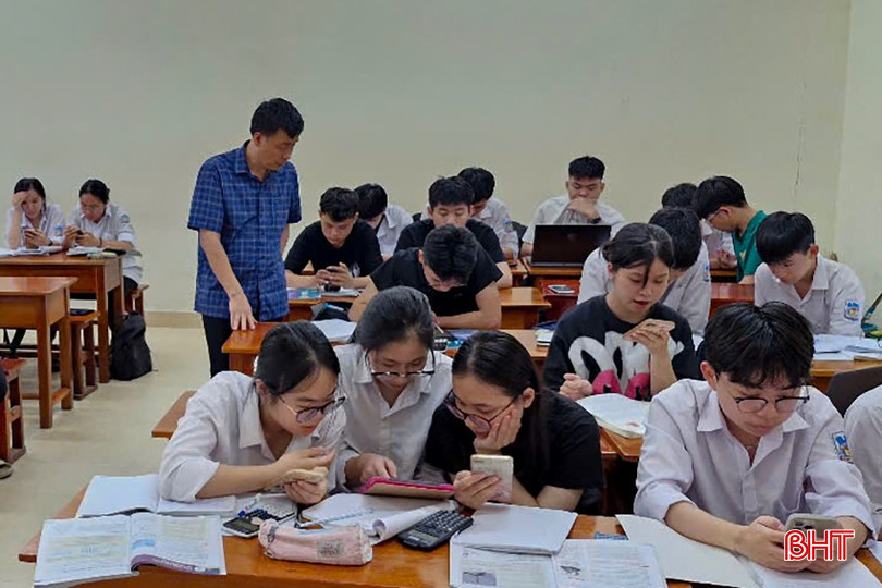 Thông qua hình thức trực tuyến, các trường học triển khai ôn tập cho học sinh theo hướng dẫn của đội ngũ giáo viên cốt cán. bqbht_br_14.jpg
