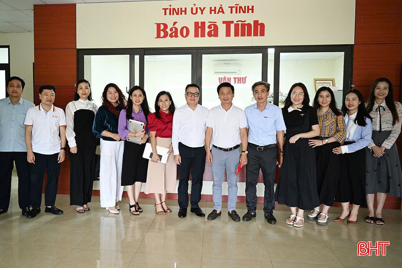 Tổng Biên tập Báo Nhân Dân chụp ảnh lưu niệm với cán bộ, phóng viên Báo Hà Tĩnh. a2.jpg