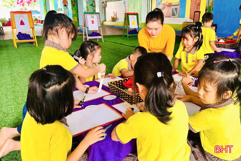 Qua sự hướng dẫn của giáo viên, học sinh Trường Mầm non Sơn tây (Hương Sơn) phát huy khả năng sáng tạo trong mỗi giờ học. 15-8845.jpg