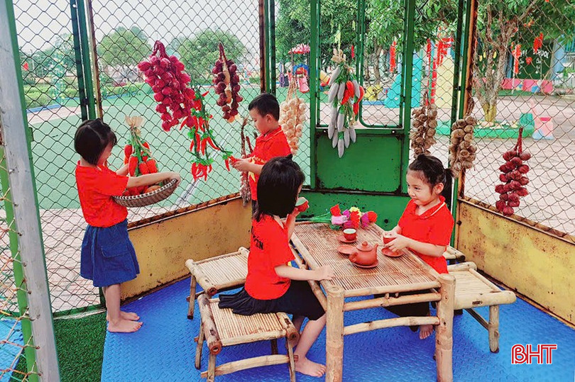 Mỗi khoảng sân, góc lớp đều trở thành nơi học tập của các em. 18-5231.jpg