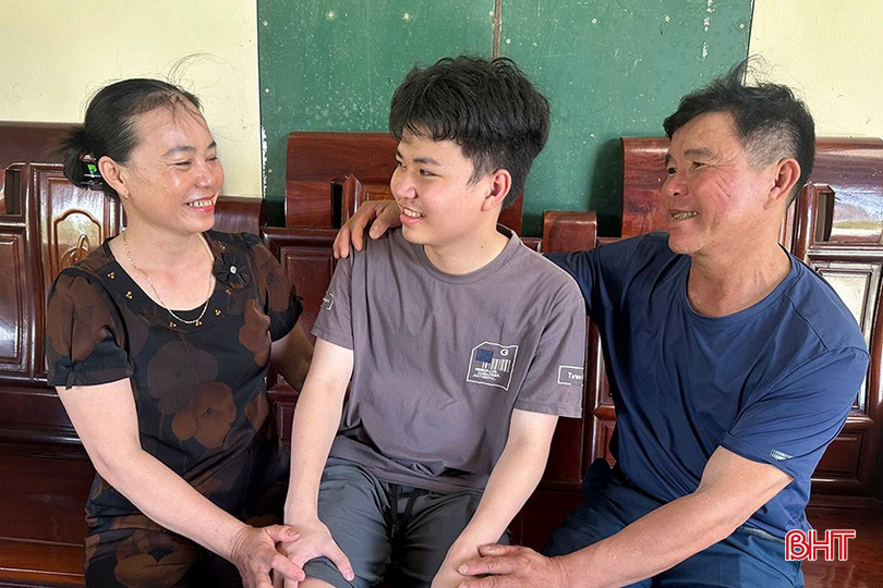 Niềm vui của gia đình Công Nguyên sau khi điểm Kỳ thi tốt nghiệp THPT năm 2025 được công bố. bqbht_br_24.jpg
