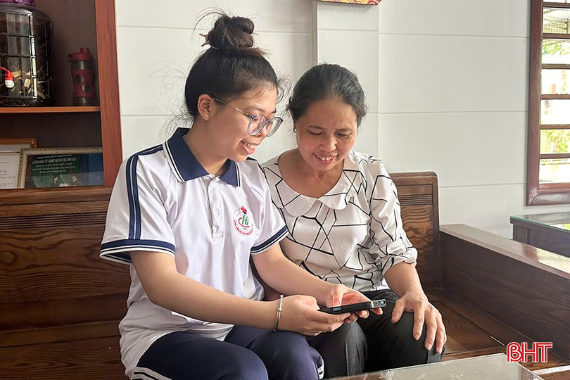 Mẹ luôn là người đồng hành với Khánh Ly trên những chặng đường đến trường. bqbht_br_22.jpg