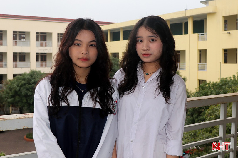 Nguyễn Thị Thu Hiền (bên trái) và Nguyễn Thị Khánh Chi đã xuất sắc giành giải nhất quốc gia môn Địa lý. bqbht_br_11.jpg