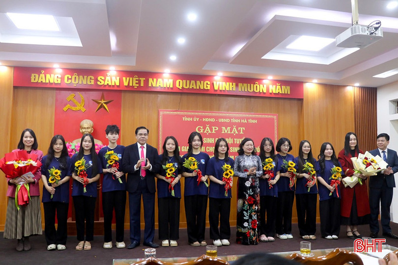 Sự quan tâm của lãnh đạo tỉnh, ngành, của nhà trường là động lực để giáo viên, học sinh đội tuyển không ngừng cố gắng. bqbht_br_14.jpg