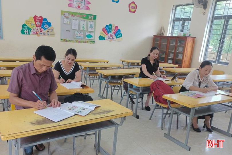 Việc nghiên cứu sách, xây dựng các tiết dạy thể nghiệm còn được nhiều trường học ở Can Lộc thực hiện theo tổ bộ môn. 1.3.jpg