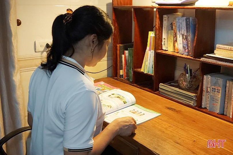 Cô Trần Thị Thắng - giáo viên Trường Tiểu học Sơn Tây (Hương Sơn) dành thời gian nghiên cứu sách để xây dựng kế hoạch bài giảng 1.4.jpg