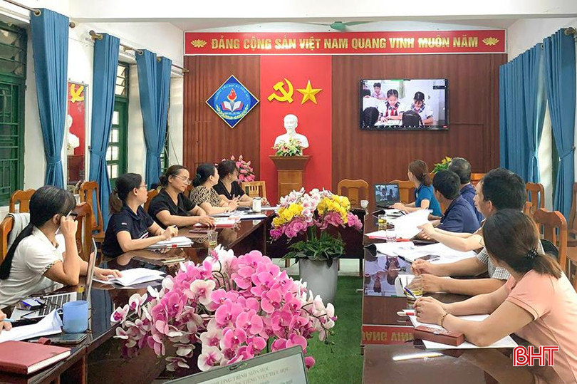 Tại Can Lộc, mỗi trường học tổ chức 1 điểm cầu trực tuyến, tạo điều kiện cho 100% cán bộ, giáo viên tham gia chương trình tập huấn, giới thiệu sách. 1.2.jpg