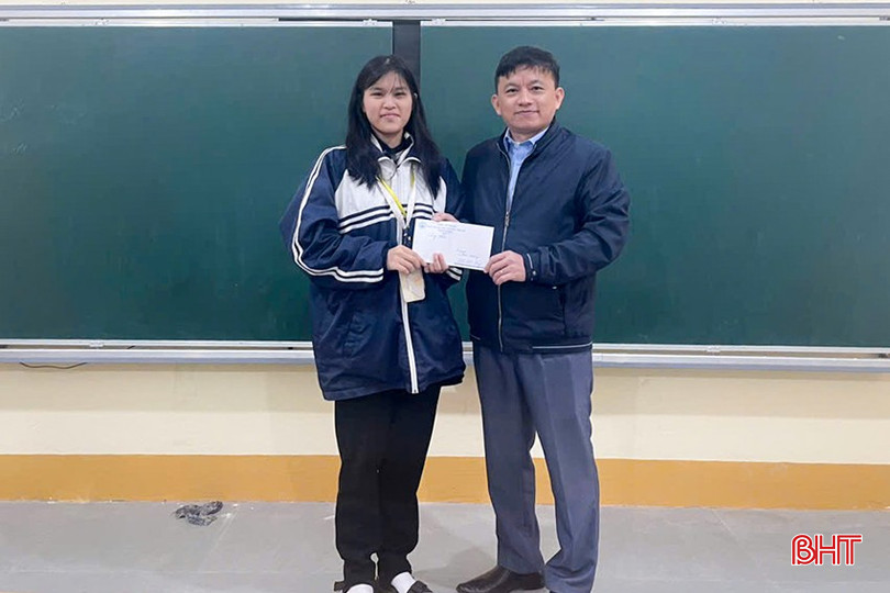 Hồng Nhung nhận phần thưởng từ thầy Hiệu trưởng. bqbht_br_14.jpg