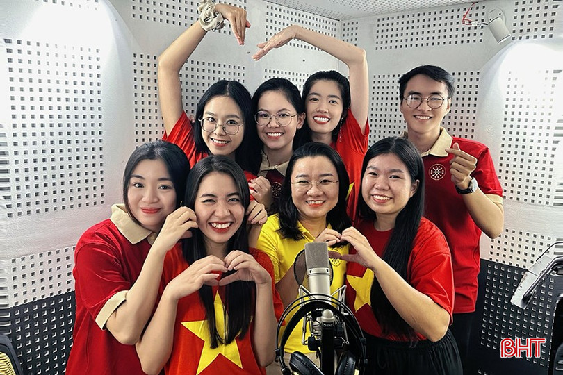 Khánh Chi (ngoài cùng bên trái, hàng thứ nhất) cùng các bạn thu âm ca khúc của đoàn đại biểu thanh niên Việt Nam tham gia chuyến tàu. 13-4136.jpg