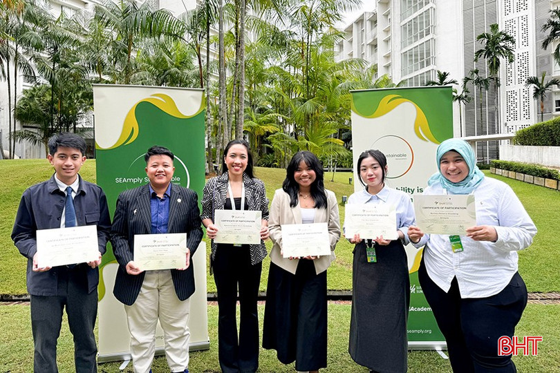 Khánh Chi (thứ 2 từ phải sang) cùng các bạn trong khối ASEAN tại Diễn đàn đối thoại thanh niên ở Malaysia vào tháng 8/2024. 11-6791.jpg