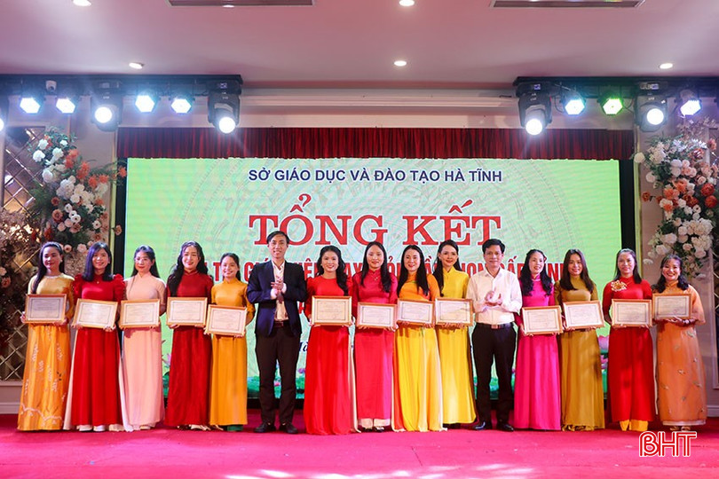 Trao giải khuyến khích cho các giáo viên đạt giải. bqbht_br_14-2160.jpg