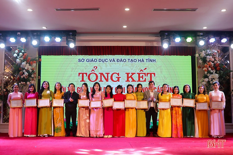 Trao giải ba cho các giáo viên đạt giải. bqbht_br_13-3920.jpg