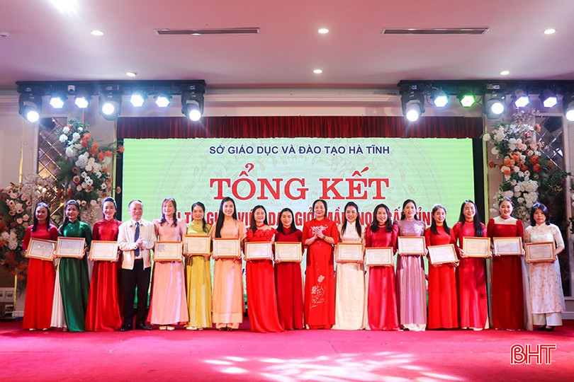 Trao giải nhì cho các giáo viên đạt giải. bqbht_br_12-8482.jpg