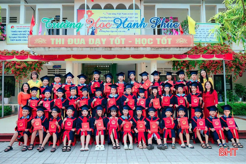 Thuỳ Dương cùng các bạn và cô giáo tập thể lớp 5D. bqbht_br_n2.jpg