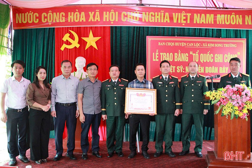 Đại diện lãnh đạo Quân Khu 4, Bộ chỉ huy Quân sự tỉnh, huyện Can Lộc, xã Kim Song Trường trao bằng Tổ quốc ghi công cho thân nhân liệt sỹ. bqbht_br_13.jpg