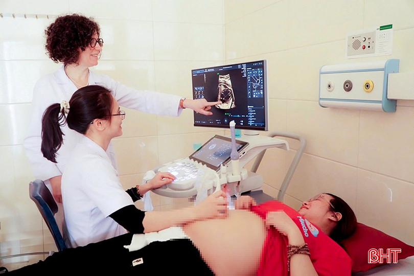 Nữ bác sỹ luôn học hỏi các chuyên gia trong và ngoài nước nhằm nâng cao trình độ chuyên môn. Trong ảnh: Bác sĩ Stéphanie COUVREUR - chuyên gia siêu âm hình thái Cộng hòa Pháp trực tiếp hướng dẫn siêu âm hình thái cho bác sĩ Huyền Anh. bqbht_br_12-5439.jpg