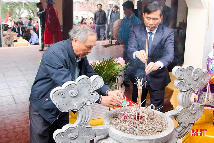Các đại biểu dâng hương tại buổi lễ. bqbht_br_12.jpg