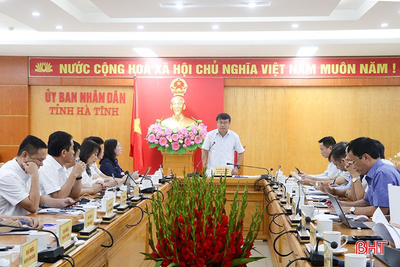 Phó Chủ tịch UBND tỉnh Dương Tất Thắng - Trưởng ban Chỉ đạo các kỳ thi của tỉnh chủ trì cuộc họp. bqbht_br_16.jpg