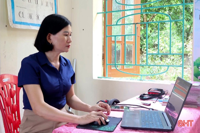Giáo viên Trường Tiểu học thị trấn Đồng Lộc triển khai phần mềm học bạ số. bqbht_br_13-141.jpg