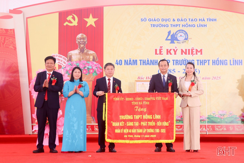 Tại buổi lễ, nhà trường đã đón nhận bức trướng của Tỉnh uỷ-HĐND-UBND-Ủy ban MTTQ tỉnh.