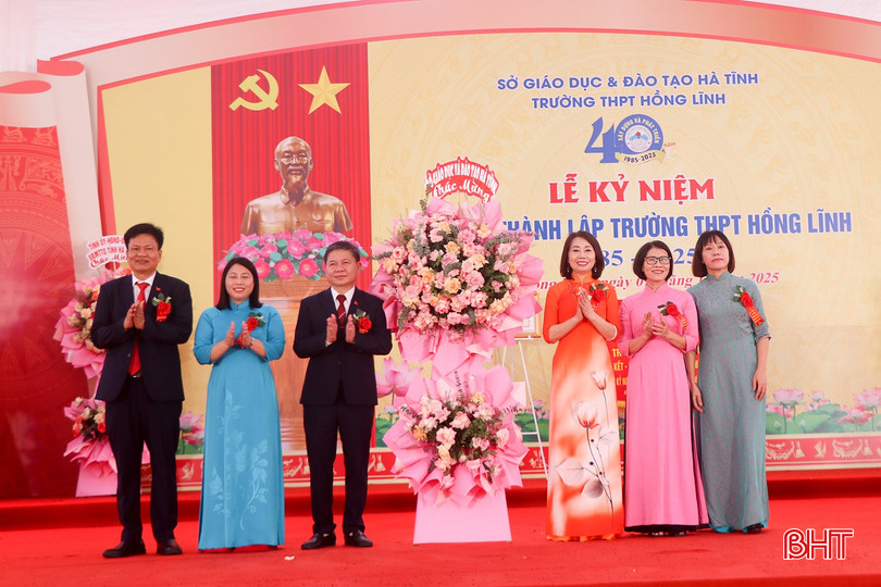 Lãnh đạo Sở GD&amp;ĐT Hà Tĩnh tặng hoa chúc mừng nhà trường.