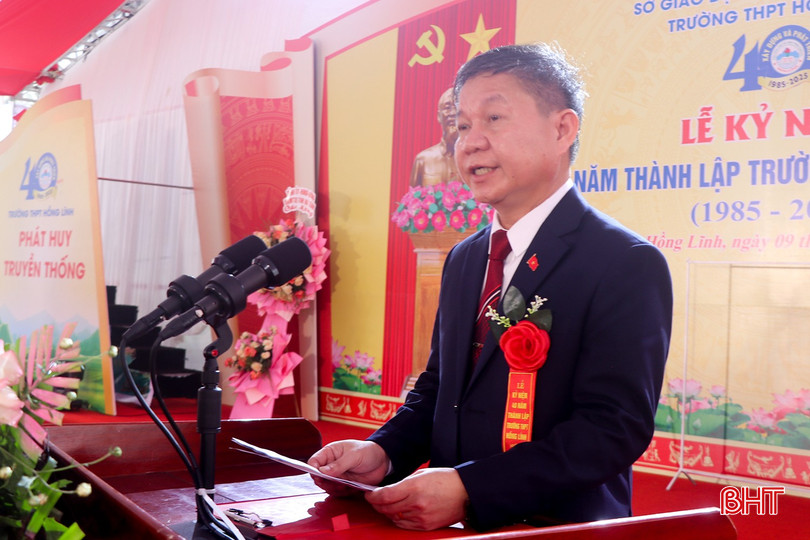 Thầy Nguyễn Hồng Hải - Hiệu trưởng Trường THPT Hồng Lĩnh trình bày diễn văn kỷ niệm.
