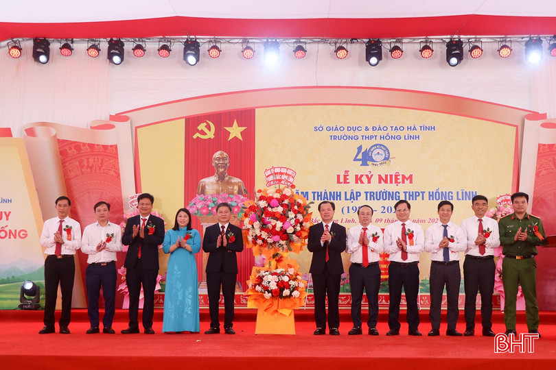 Lãnh đạo phường Bắc Hồng Lĩnh tặng hoa chúc mừng nhà trường.