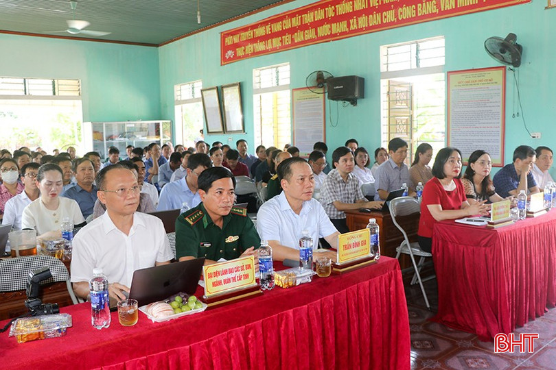 Đại biểu tham dự tiếp xúc cử tri. 1.1.jpg