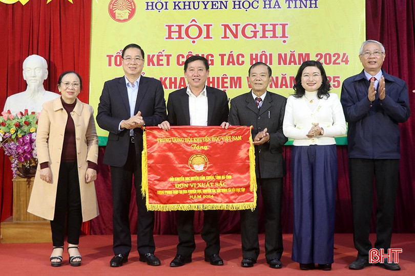Đại diện lãnh đạo Ban Dân vận Tỉnh ủy, Sở GD&ĐT, Hội Khuyến học Hà Tĩnh trao cờ thi đua của Trung ương hội cho đơn vị xuất sắc. bqbht_br_17.jpg