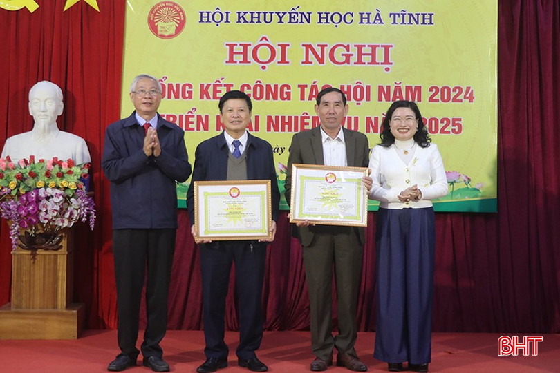 Lãnh đạo Sở GD&ĐT, Hội Khuyến học Hà Tĩnh trao bằng khen của Trung ương hội cho các cá nhân. bqbht_br_18.jpg