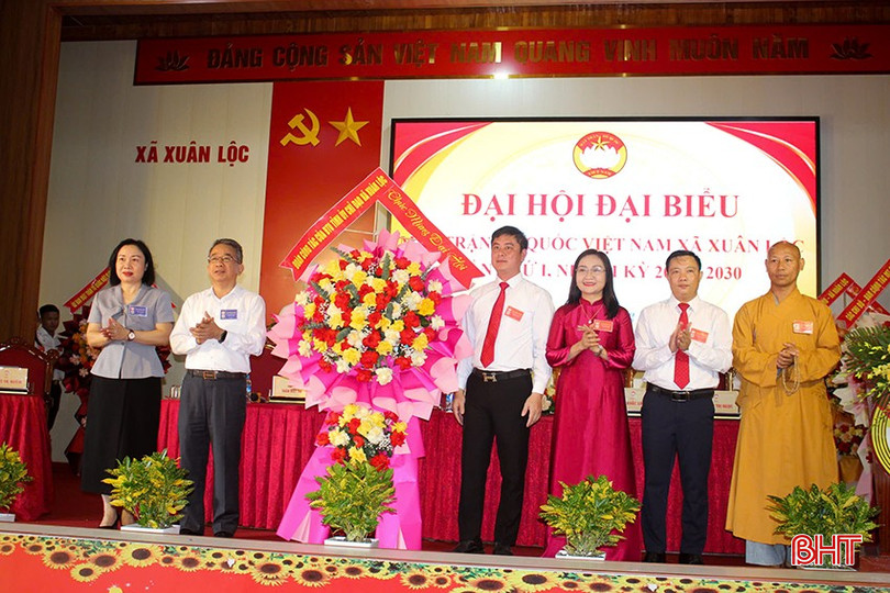 Đại biểu tặng hoa chúc mừng đại hội. bqbht_br_12.jpg