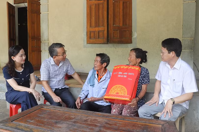 Đoàn thăm hỏi, tặng quà gia đình ông Nguyễn Hữu Tỉu (SN 1942 ở thôn Hồng Sơn xã Phú Lộc) là thân nhân liệt sĩ, ốm đau, hoàn cảnh khó khăn.