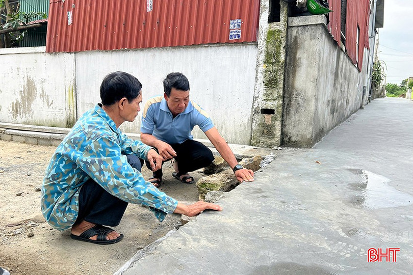 Ông Võ Tá Nghĩa – Tổ trưởng TDP Hồng Quang (bên trái) kiểm tra chất lượng tuyến đường vừa được đổ bê tông. 23-7006.jpg