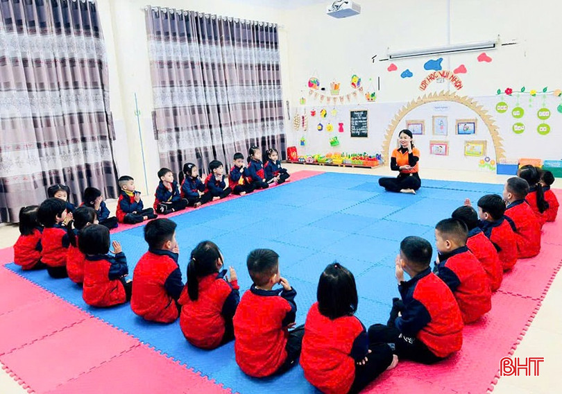 Các lớp học ở Trường Mầm non thị trấn Phố Châu được trải thảm giữ ấm cho trẻ. bqbht_br_15.jpg