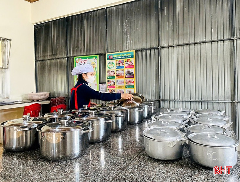Thức ăn được các cô nuôi Trường Mầm non Sơn Lộc giữ ấm, đảm bảo vệ sinh an toàn thực phẩm. bqbht_br_12.jpg