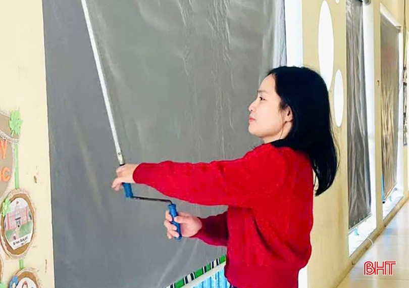 Việc lắp thêm rèm chống gió ở tất cả các hành lang lớp học nhằm bảo vệ sức khỏe cho học sinh. bqbht_br_14.jpg
